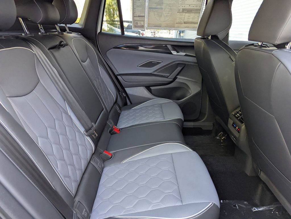 New 2025 Volkswagen Tiguan SE R-Line image 19