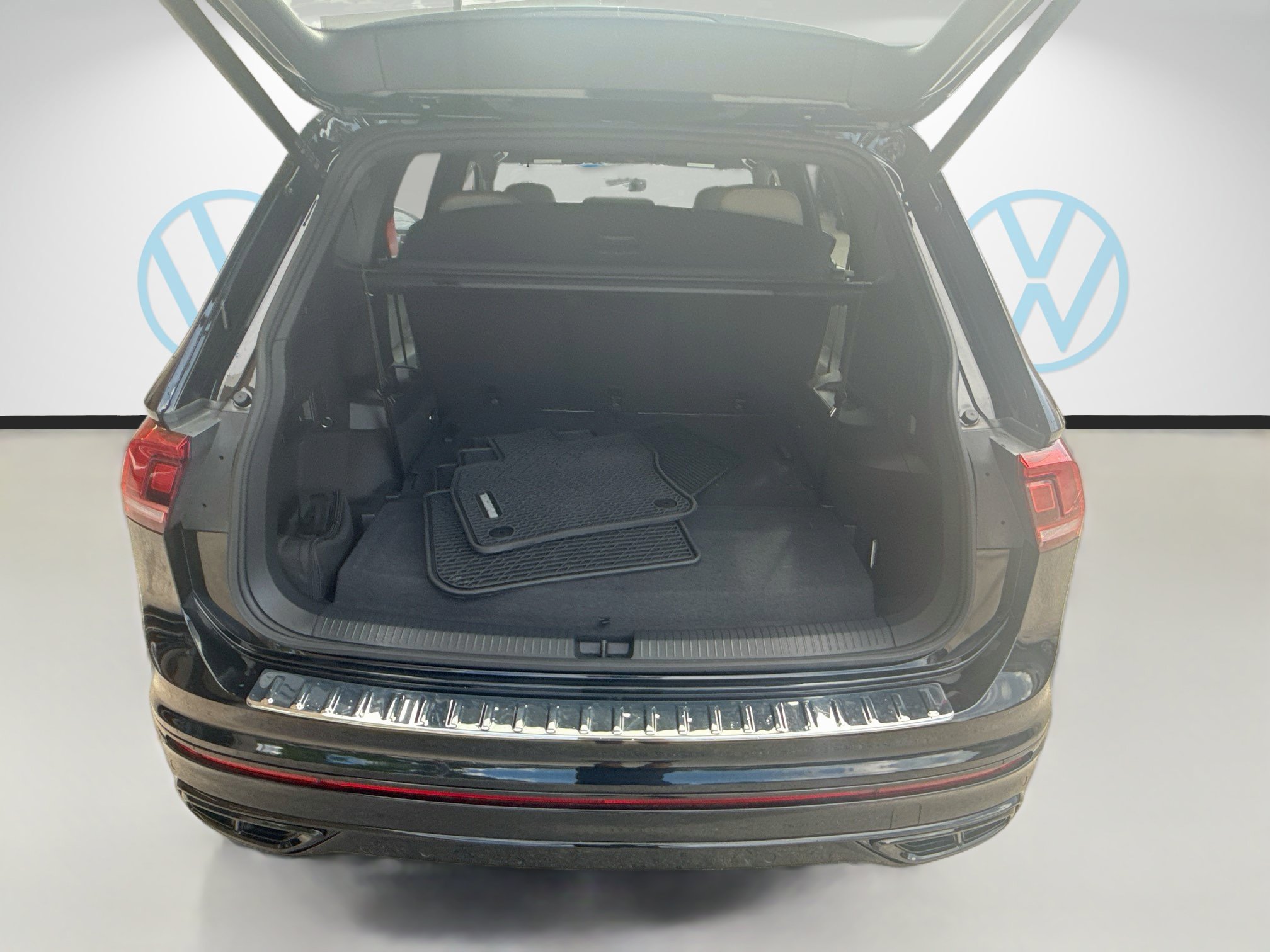 Used 2024 Volkswagen Tiguan SE R-Line FWD image 26
