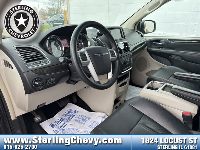Used 2014 Chrysler Town & Country Touring FWD image 10