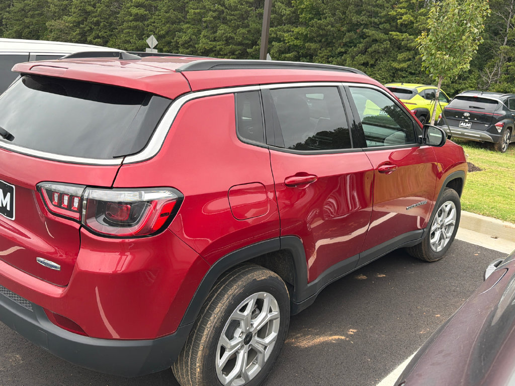 Used 2025 Jeep Compass Latitude AWD/4WD image 4