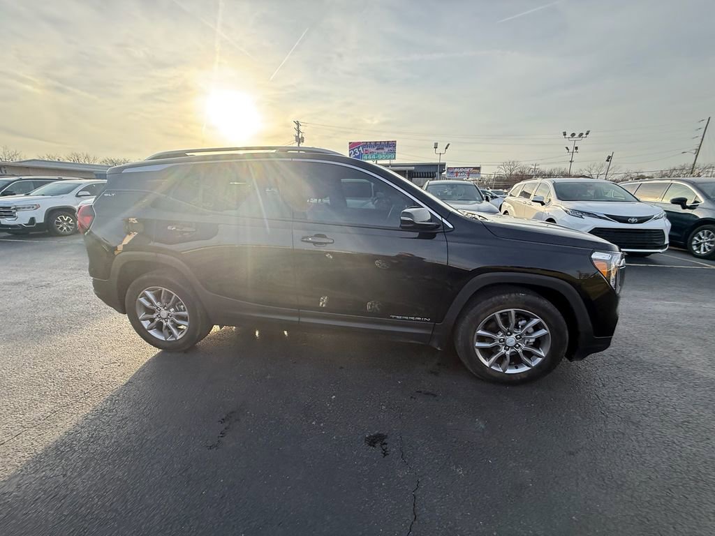 Used 2024 GMC Terrain SLT image 2