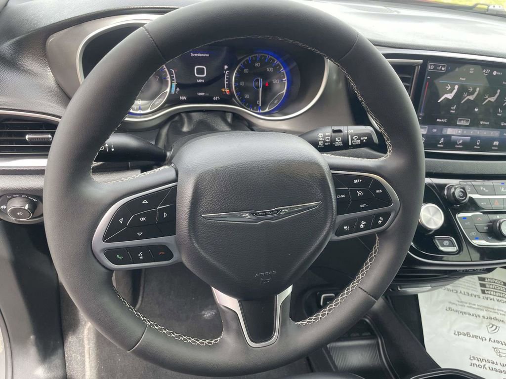 Used 2025 Chrysler Pacifica Select image 15