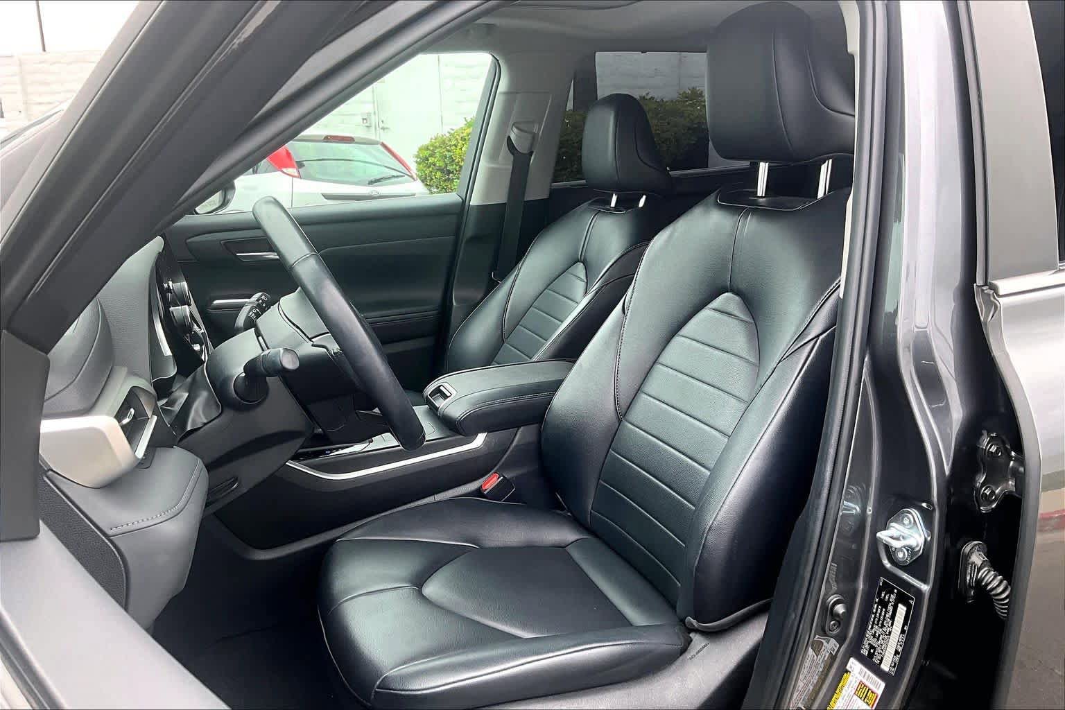 Used 2023 Toyota Highlander XLE image 7