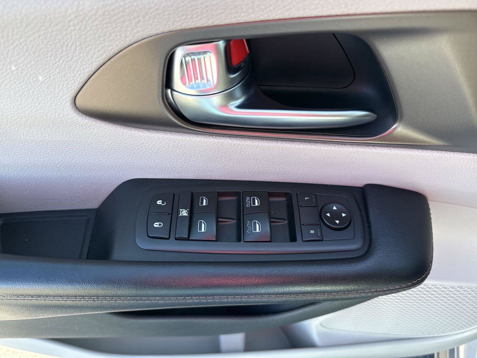 Used 2019 Chrysler Pacifica Touring Plus w/ Advanced Safetytec Group FWD image 13