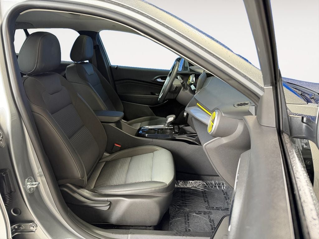 Used 2024 Chevrolet Trax LT w/ Sunroof Package FWD image 24