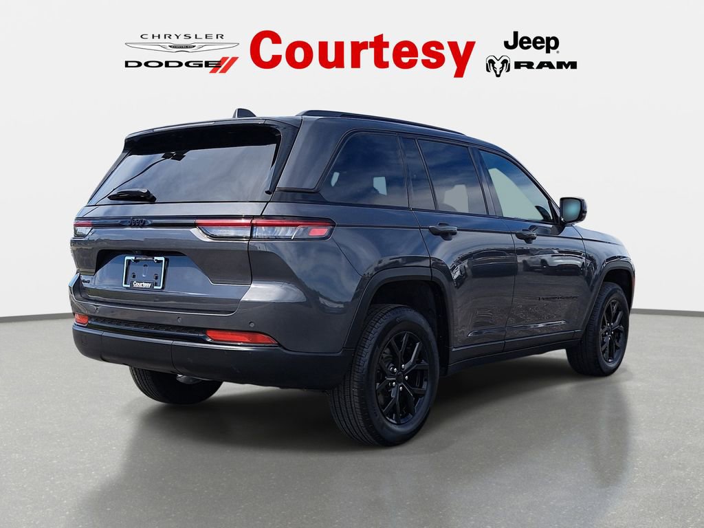 Used 2024 Jeep Grand Cherokee Altitude AWD/4WD image 5
