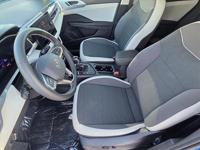 New 2026 Volkswagen Taos SE FWD image 3