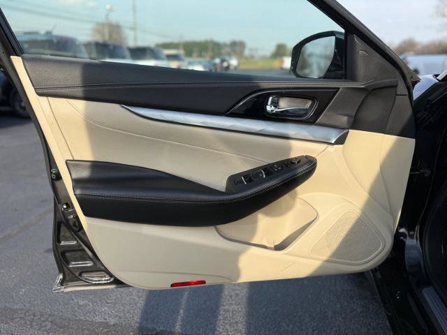 Used 2023 Nissan Maxima SV w/ Floor Mat Group FWD image 5