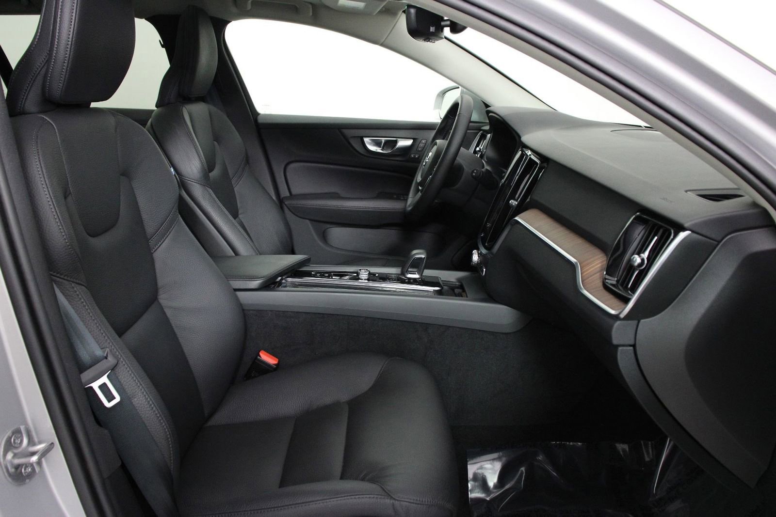 Used 2025 Volvo V60 B5 Cross Country Plus image 29
