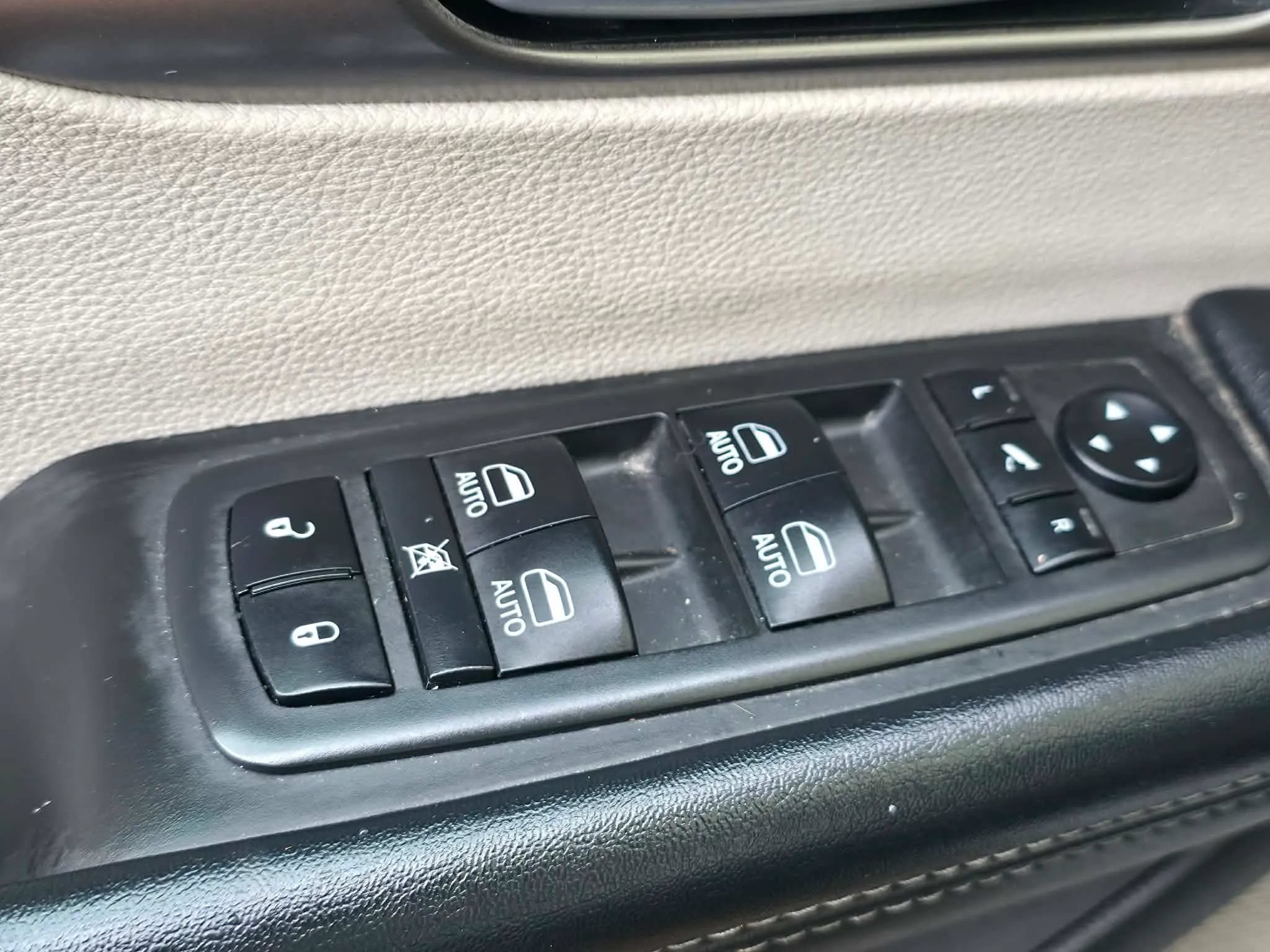 Used 2018 Chrysler Pacifica Limited FWD image 30