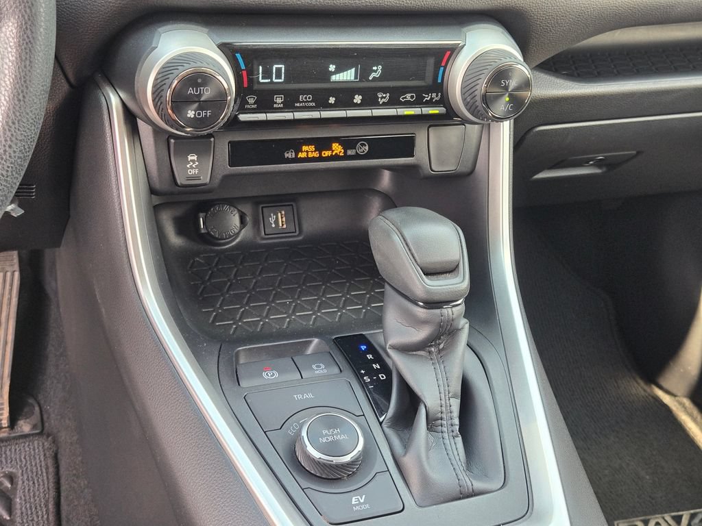 Used 2025 Toyota RAV4 LE AWD/4WD image 28
