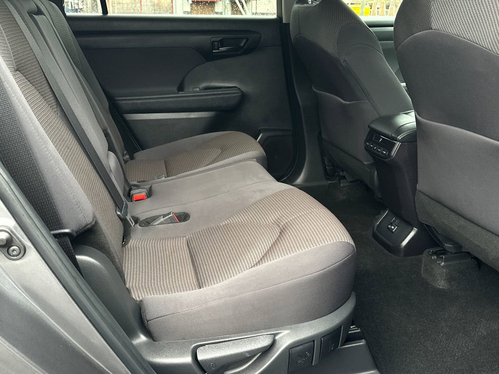 Used 2024 Toyota Highlander LE image 13