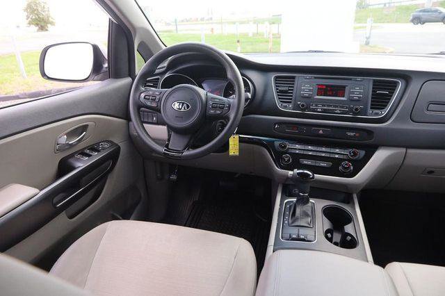 Used 2015 Kia Sedona L image 22