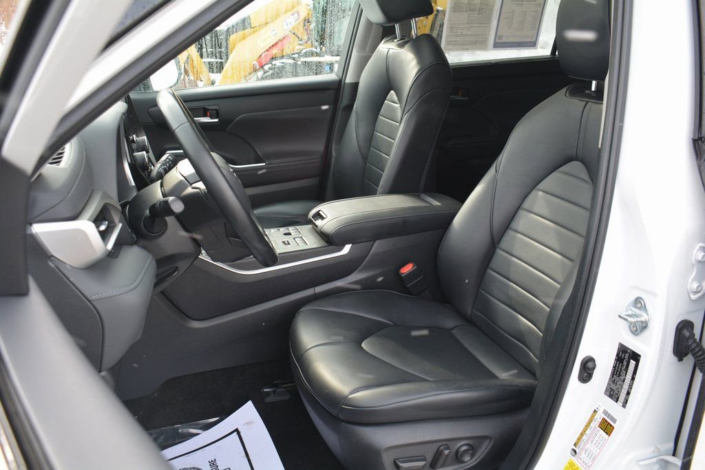 Used 2023 Toyota Highlander XLE image 10