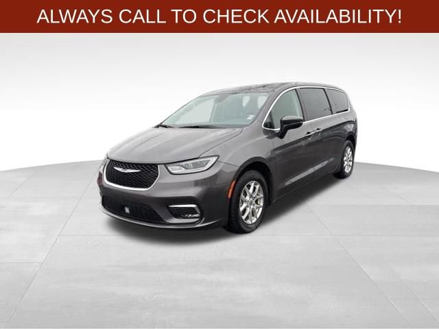 Used 2023 Chrysler Pacifica Touring-L image 3