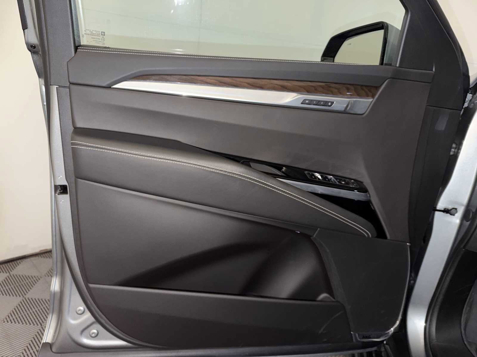 Used 2025 Cadillac Escalade ESV Sport Platinum w/ LPO, ONYX Package image 11