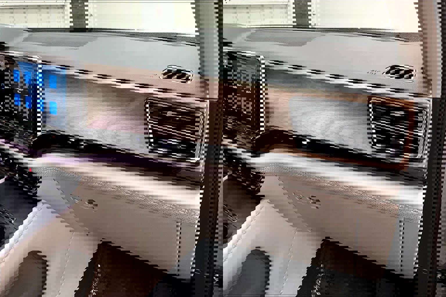 Used 2024 Volkswagen Atlas SE image 19