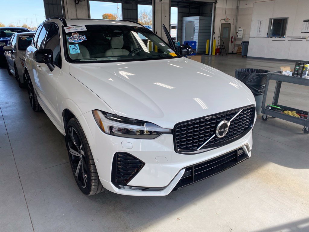 Used 2024 Volvo XC60 B5 Ultimate w/ Protection Package Premier AWD/4WD image 1