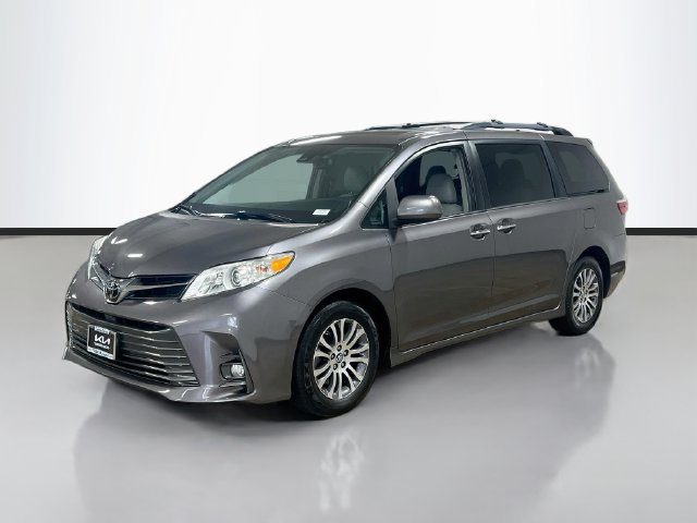 Used 2018 Toyota Sienna XLE w/ XLE Navigation Package FWD image 3