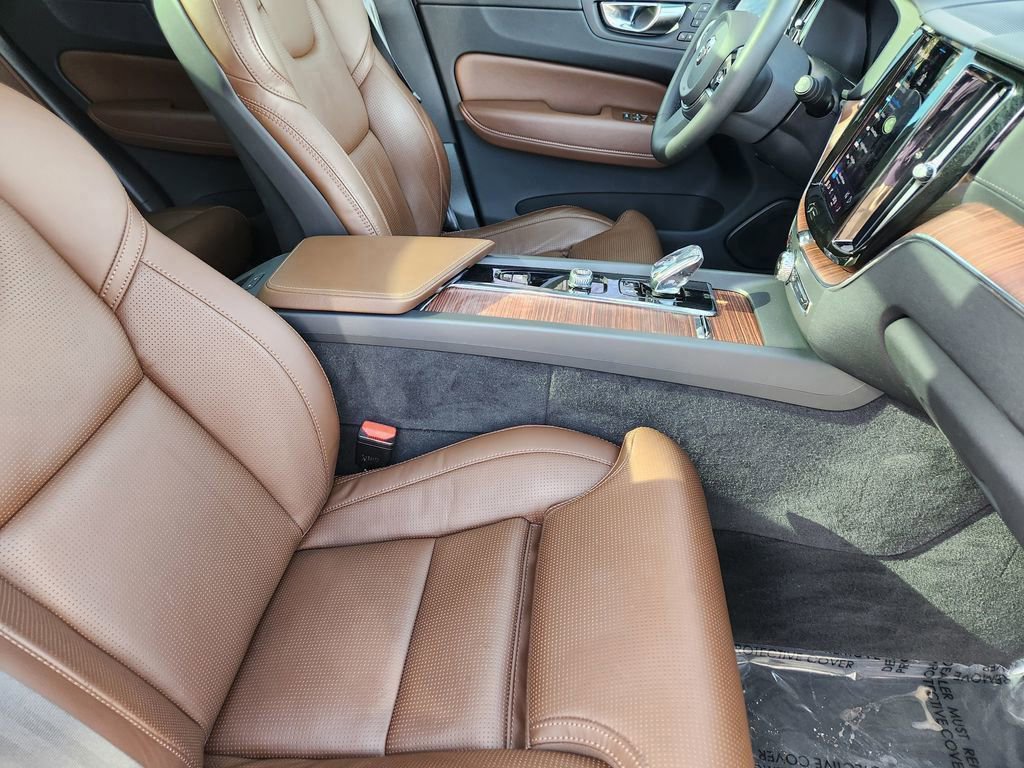 Used 2023 Volvo XC60 T8 Ultimate image 4