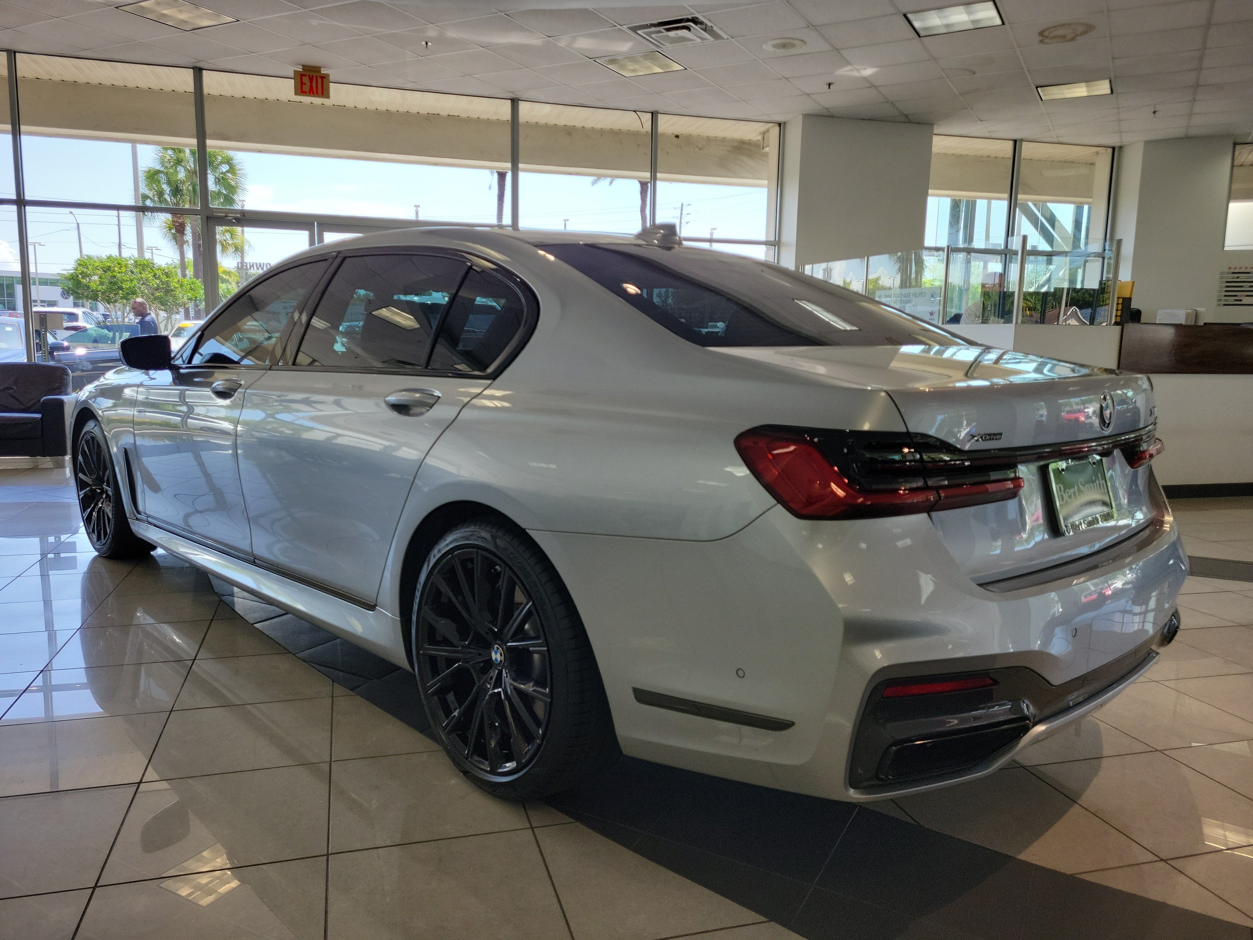 Used 2022 BMW 750i xDrive w/ Luxury Rear Seating Package AWD/4WD image 4
