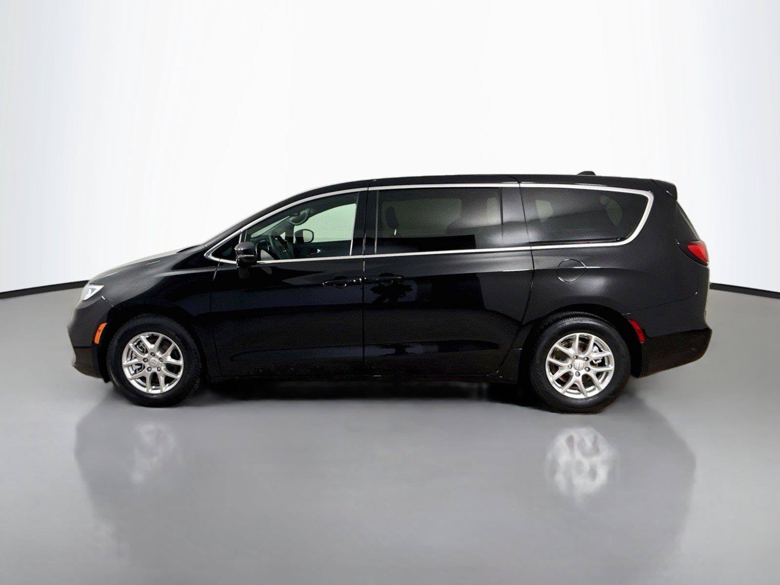 Used 2025 Chrysler Pacifica Select FWD image 8