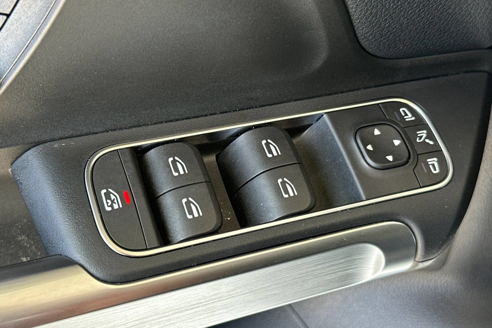 Used 2023 Mercedes-Benz EQB 300 4MATIC w/ Exclusive Package image 13