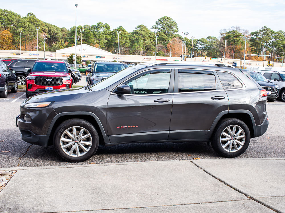 Used 2016 Jeep Cherokee Limited image 3