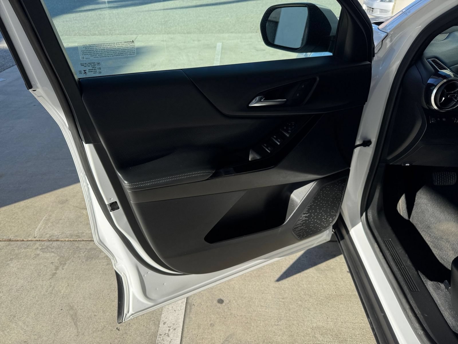 Used 2025 Chevrolet Equinox LT FWD image 18
