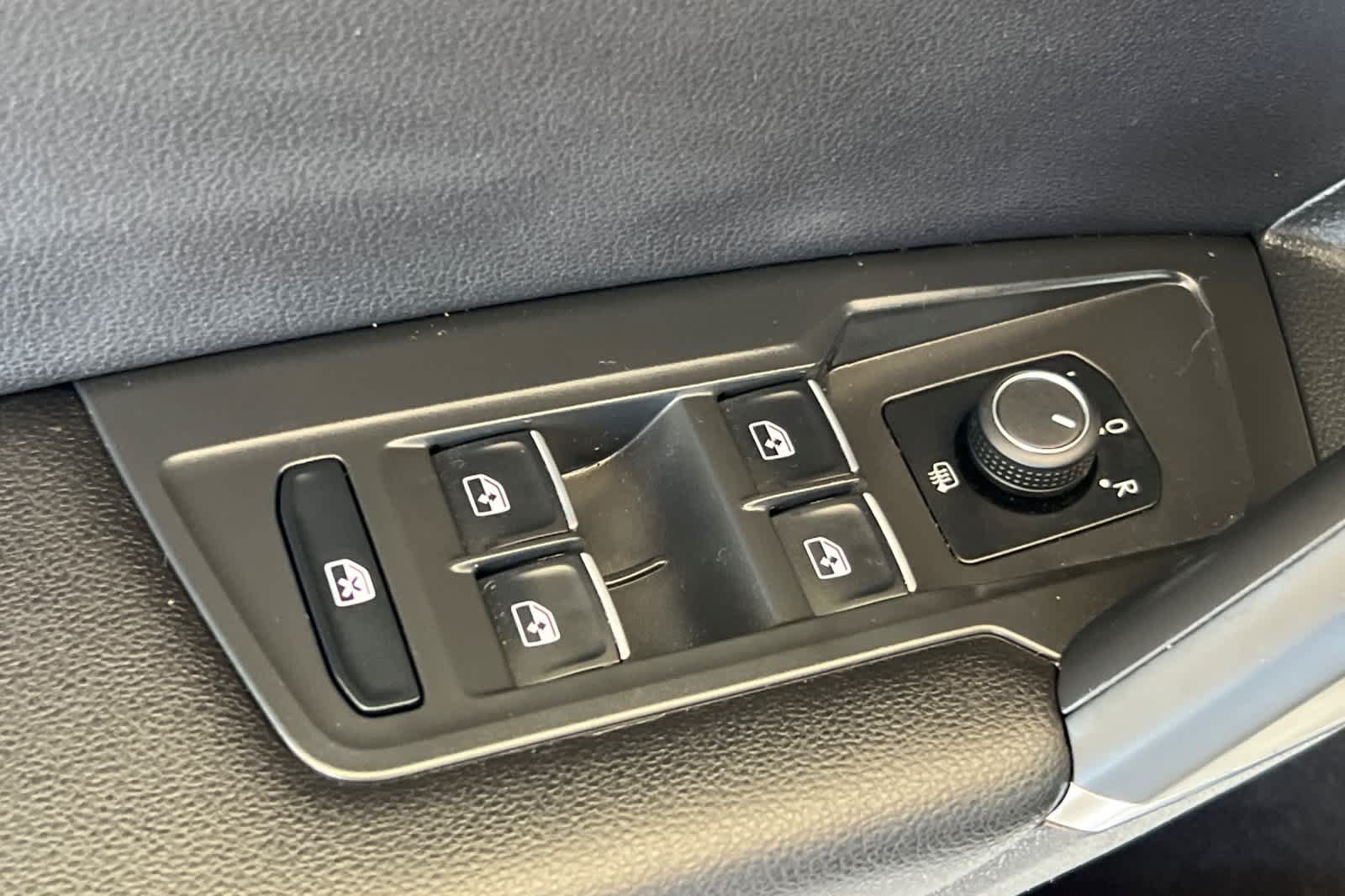 Used 2020 Volkswagen Tiguan SE AWD/4WD image 13