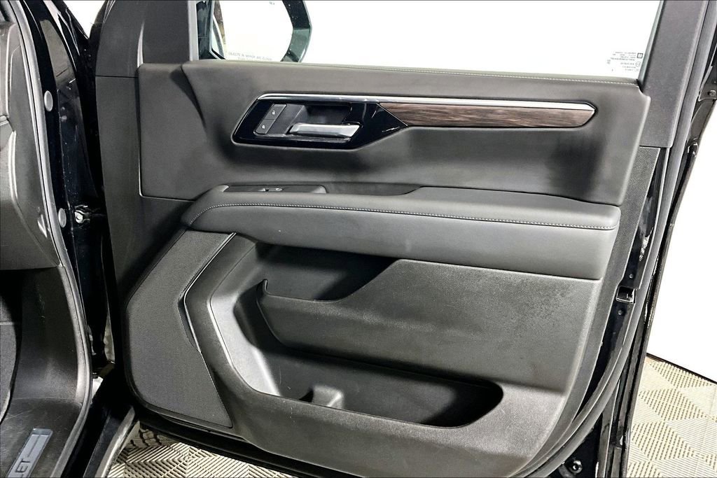 Used 2025 Chevrolet Suburban Z71 image 19