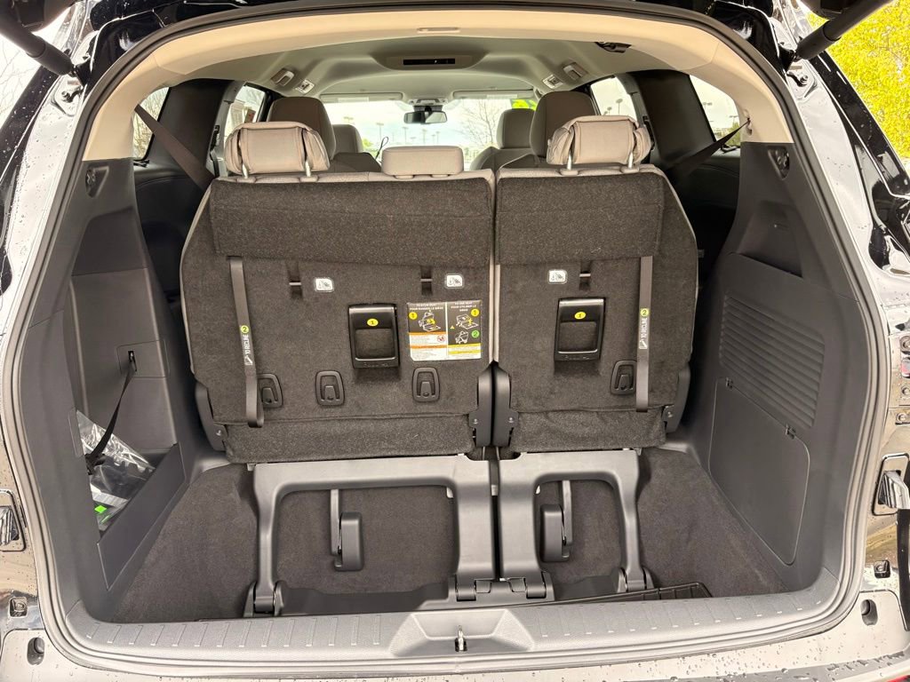 Used 2026 Toyota Sienna LE AWD/4WD image 25