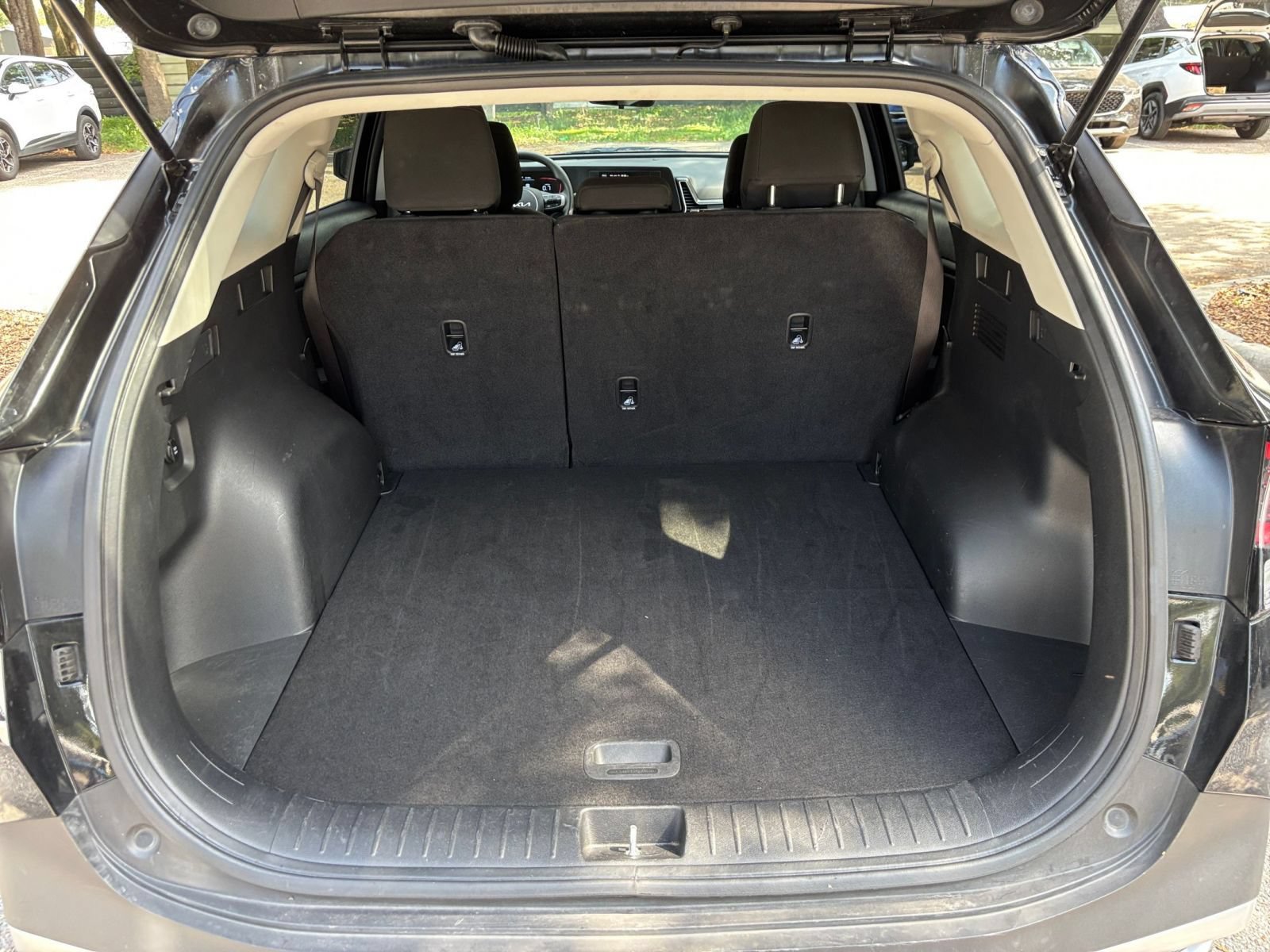 Used 2025 Kia Sportage LX FWD image 29
