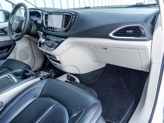 Used 2023 Chrysler Pacifica Touring-L image 6