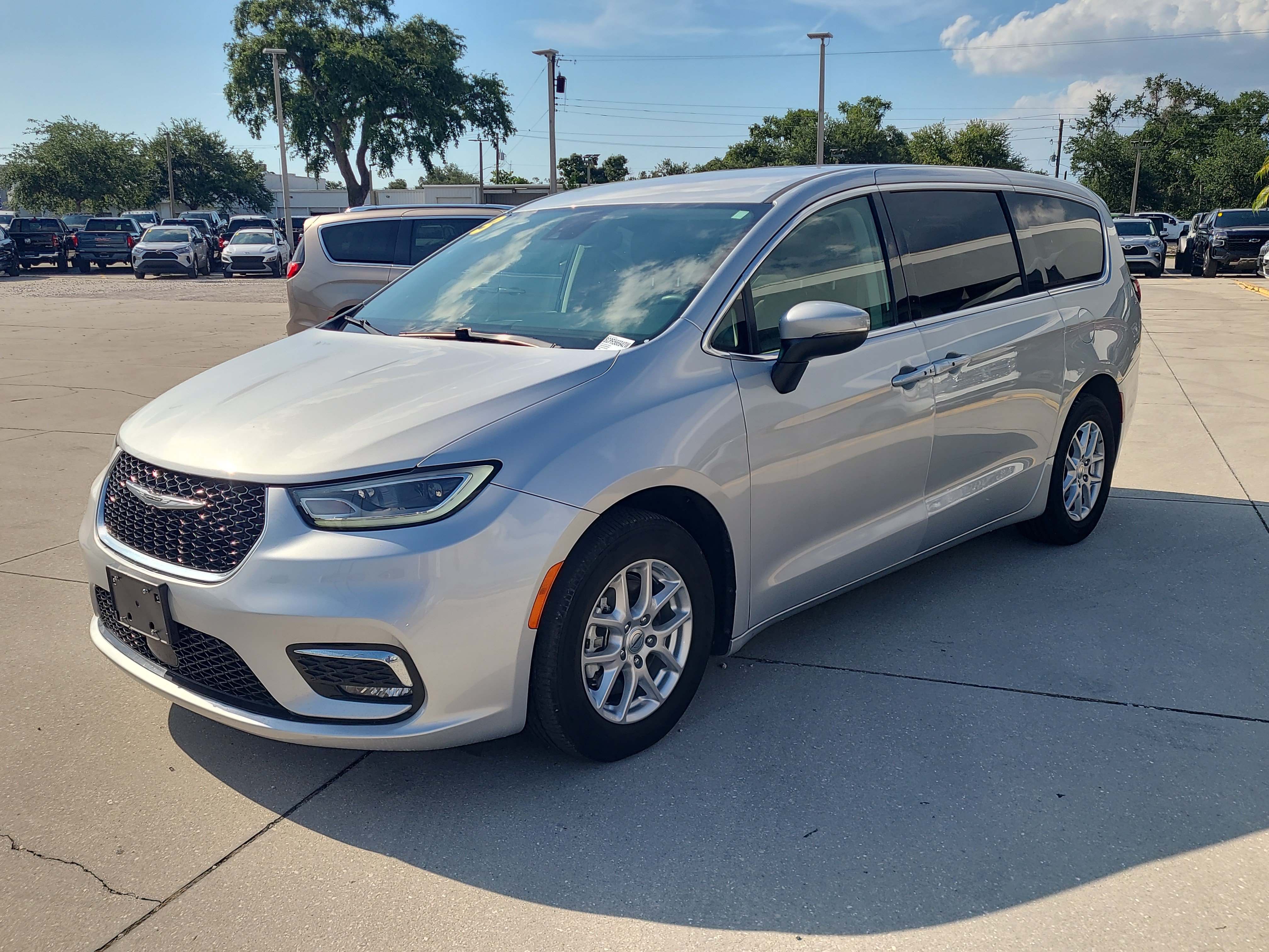 Used 2023 Chrysler Pacifica Touring-L FWD image 3