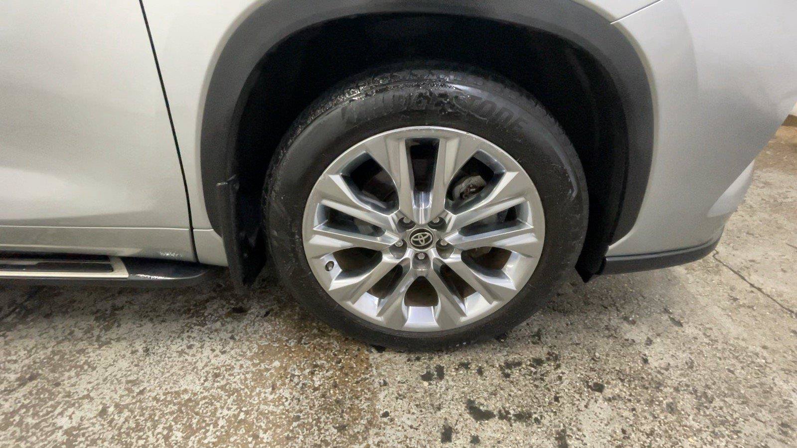 Used 2024 Toyota Highlander Limited AWD/4WD image 17
