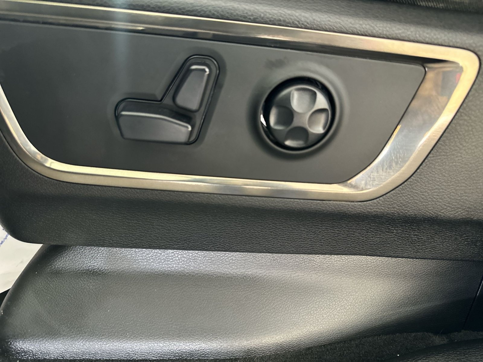 Used 2020 RAM 1500 Limited w/ Black Appearance Package AWD/4WD image 14