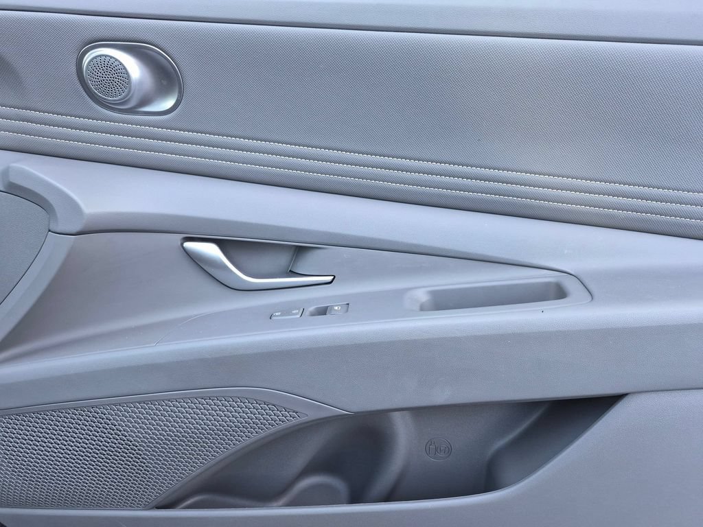 Used 2025 Hyundai Elantra SEL FWD image 33