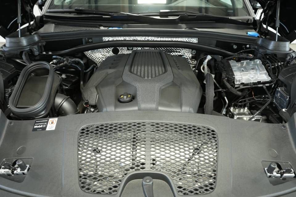 Certified 2025 Porsche Macan AWD/4WD image 30