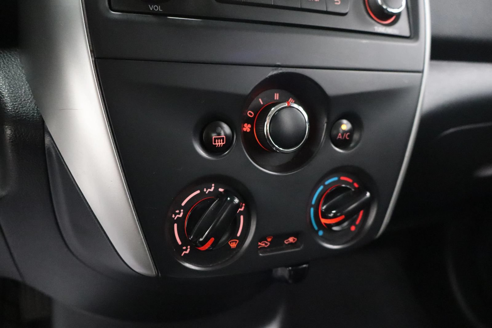 Used 2015 Nissan Versa SV FWD image 14
