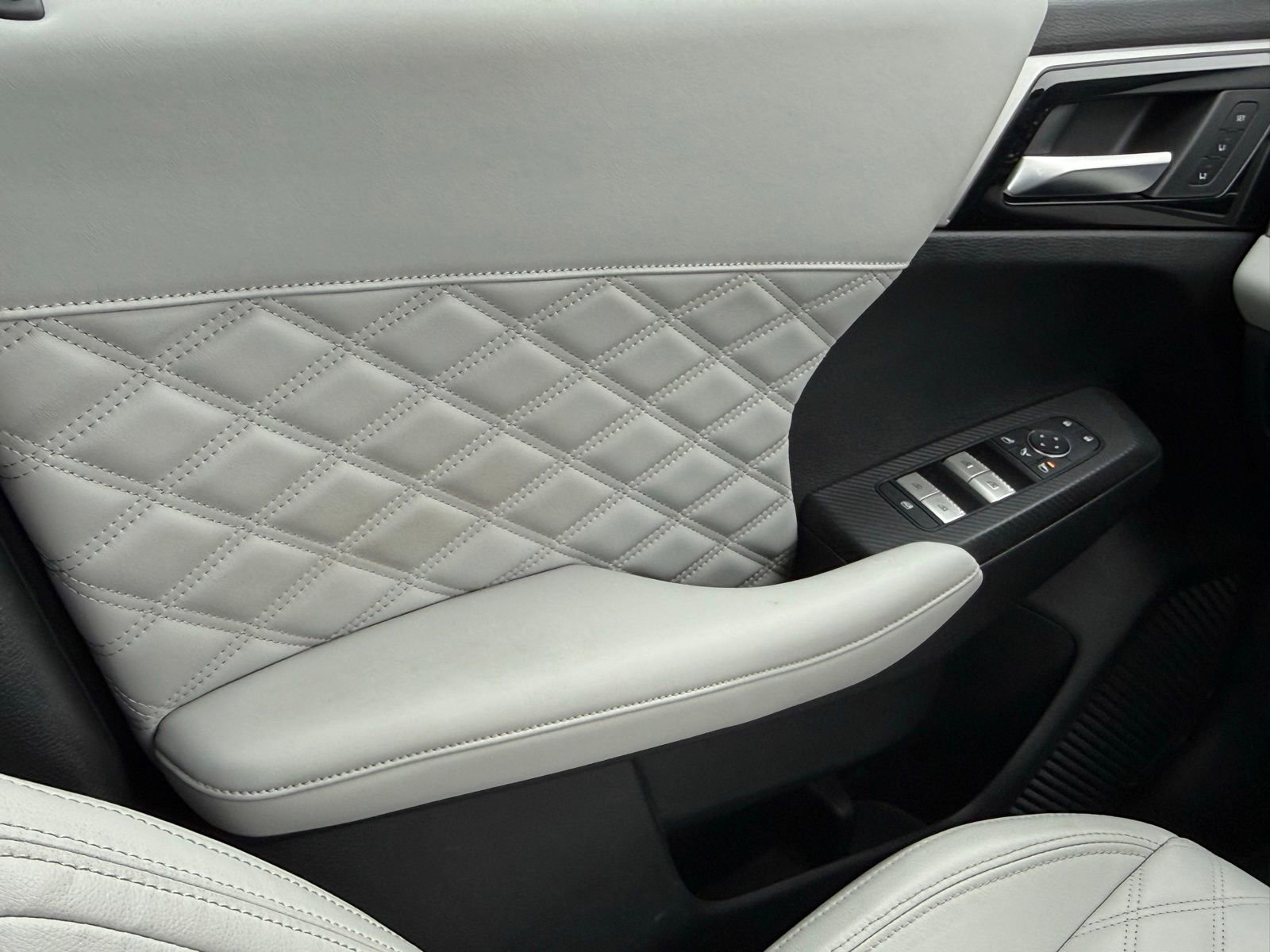 Used 2023 Mitsubishi Outlander SEL image 35