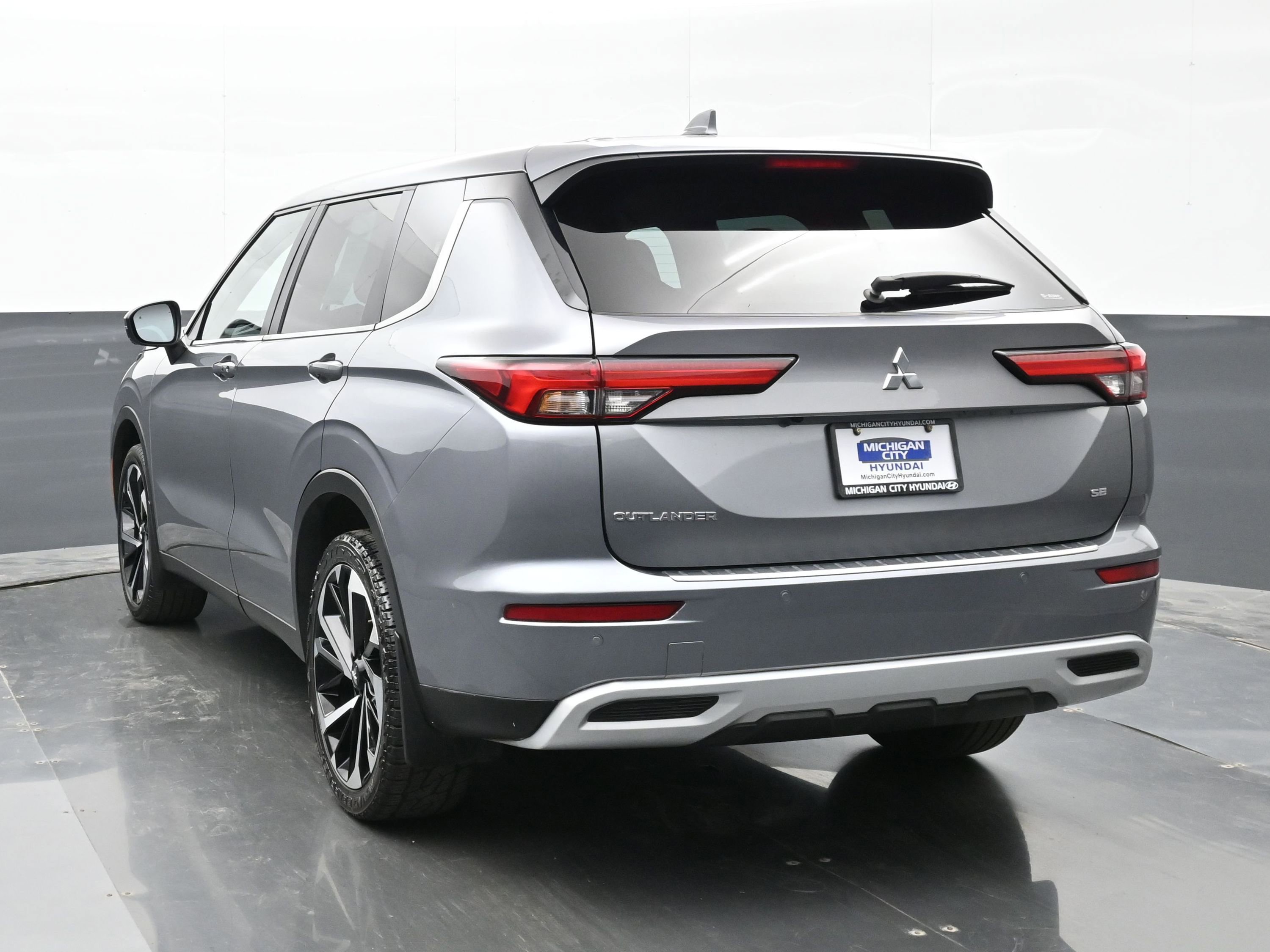 Used 2023 Mitsubishi Outlander SE image 3