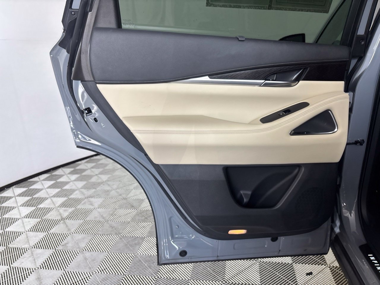 Used 2025 INFINITI QX60 Sensory FWD image 25