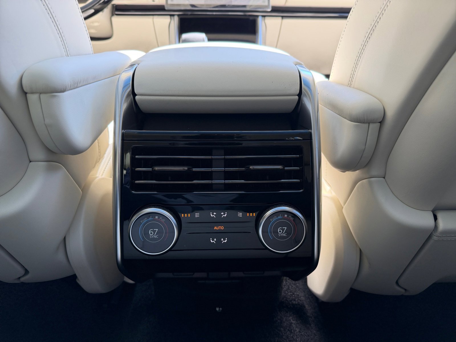 New 2026 Land Rover Range Rover SE AWD/4WD image 18