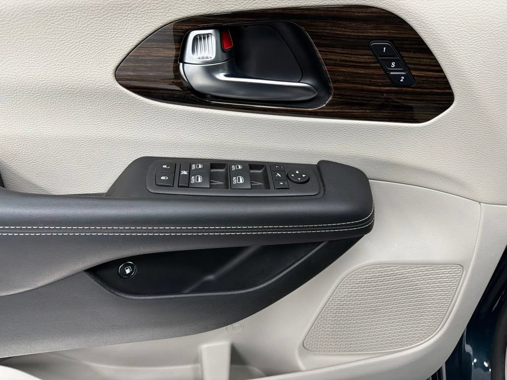 Used 2023 Chrysler Pacifica Limited FWD image 22