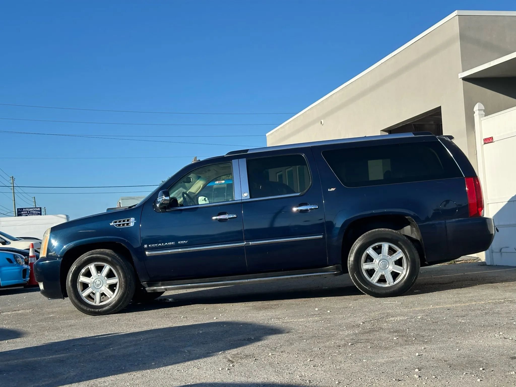 Used 2007 Cadillac Escalade ESV AWD w/ Information Package image 2
