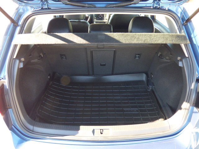 Used 2017 Volkswagen Golf SE image 17