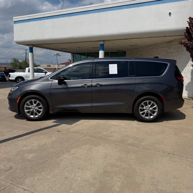 Used 2023 Chrysler Pacifica Touring-L AWD/4WD image 2