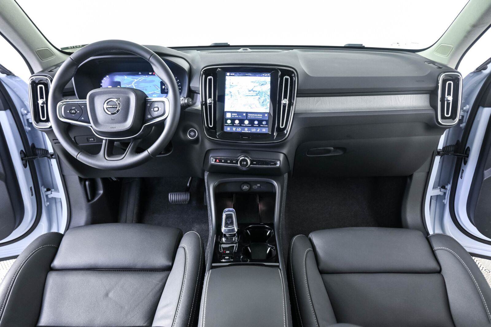 Certified 2026 Volvo XC40 B5 Plus AWD/4WD image 18