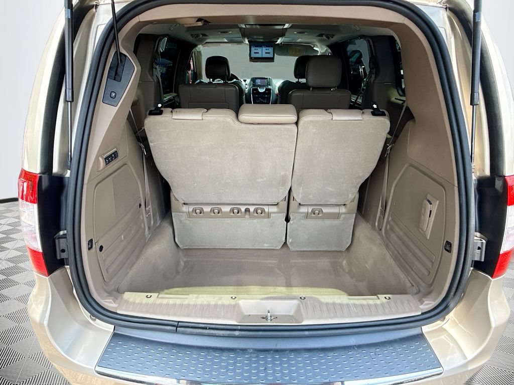 Used 2013 Chrysler Town & Country Limited w/ Luxury Group FWD image 30